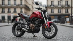 Moto 125 roadster rouge garée dans une rue urbaine française, photographie réaliste, lumière naturelle